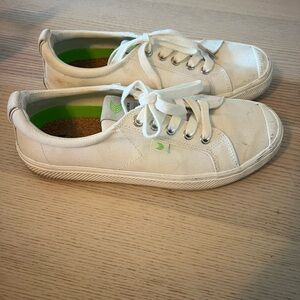 Cariuma Women’s Low Lace Up Canvas Sneakers / Size: 8.5